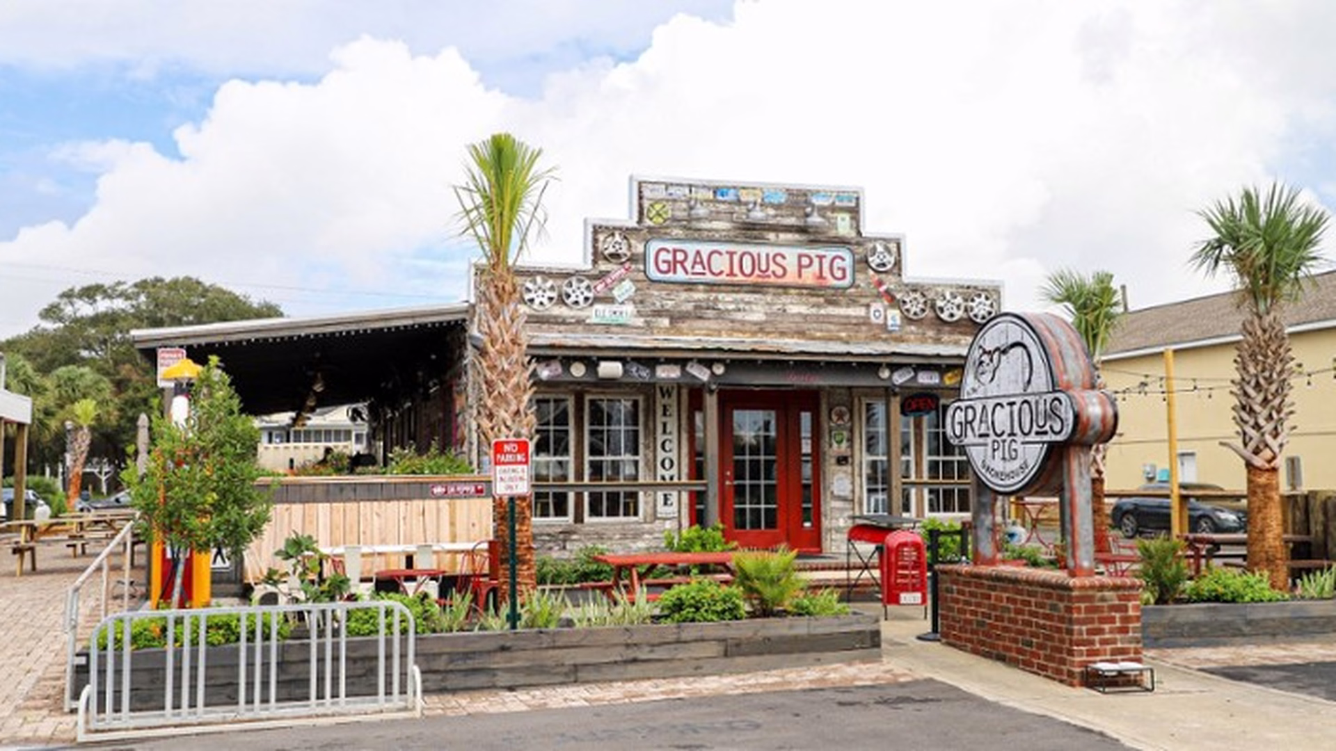 Gracious Pig Smokehouse — photo 1