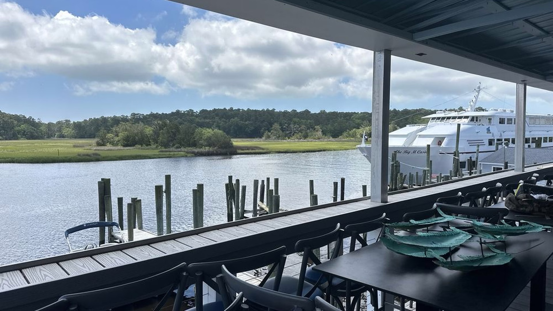 Makos Marina Bar & Grill — photo 1
