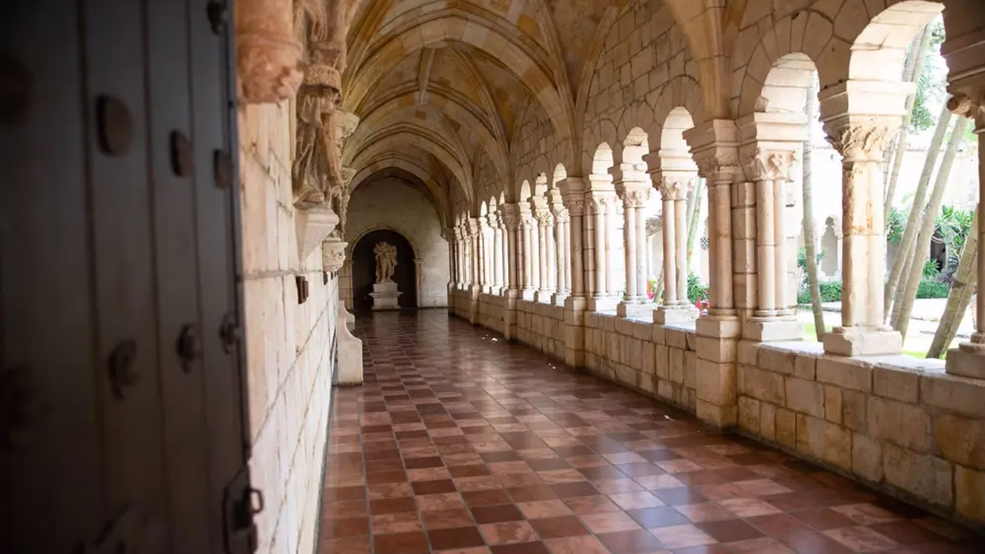 Ancient Spanish Monastery — photo 1