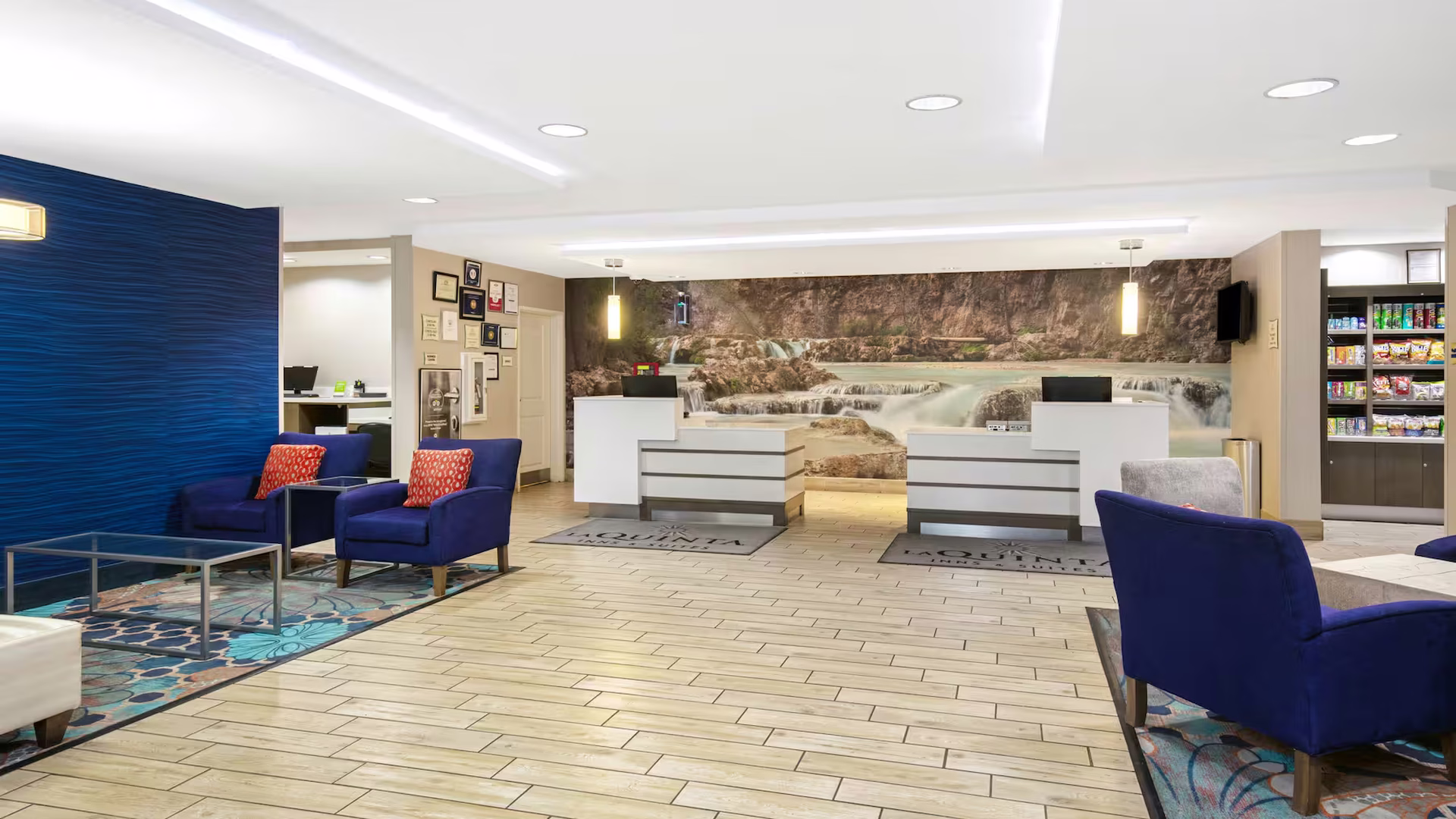 La Quinta Inn & Suites by Wyndham Kingman — photo 3