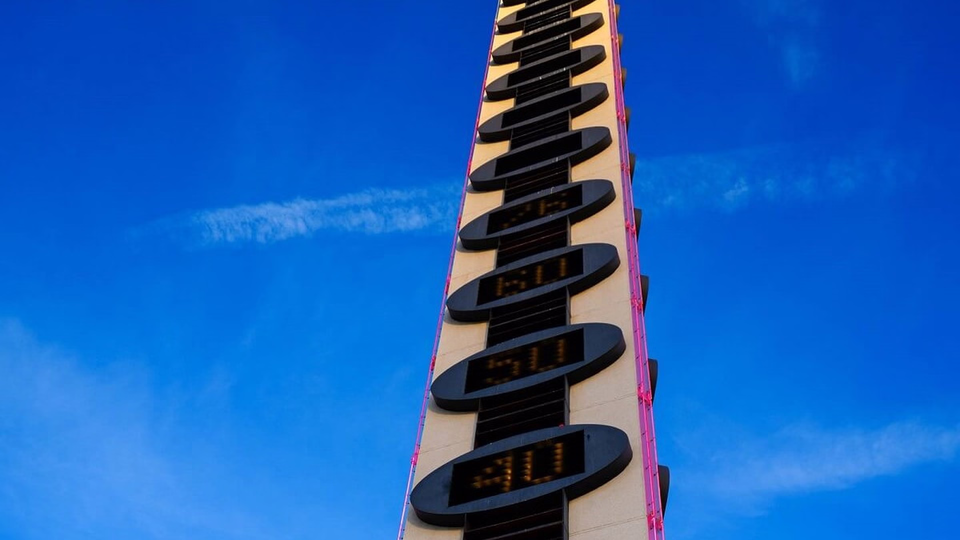 World's Tallest Thermometer — photo 1