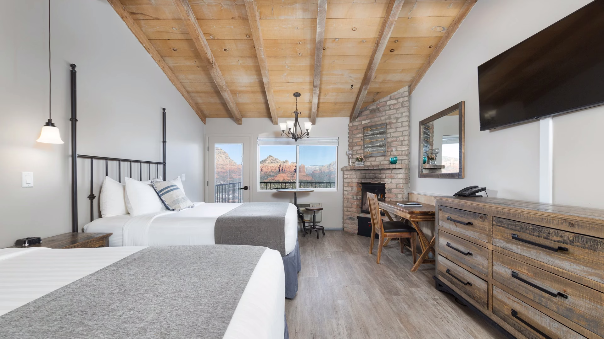 Sky Ranch Lodge — photo 3