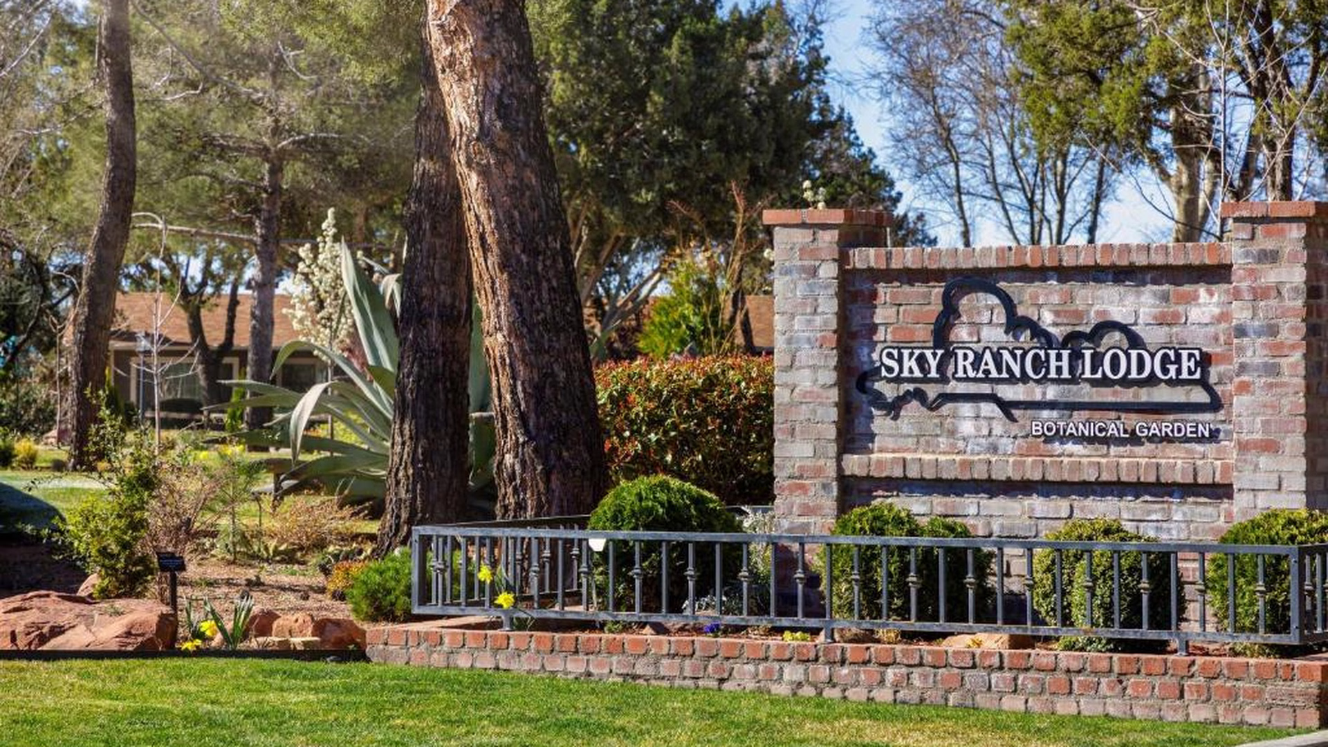 Sky Ranch Lodge — photo 1